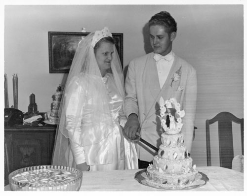 Rosemarie and Wally cutting their wedding cake