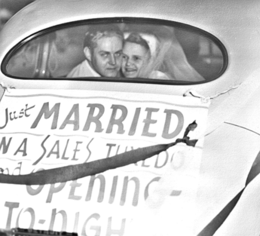 Wally and Rosie in car with just married sign